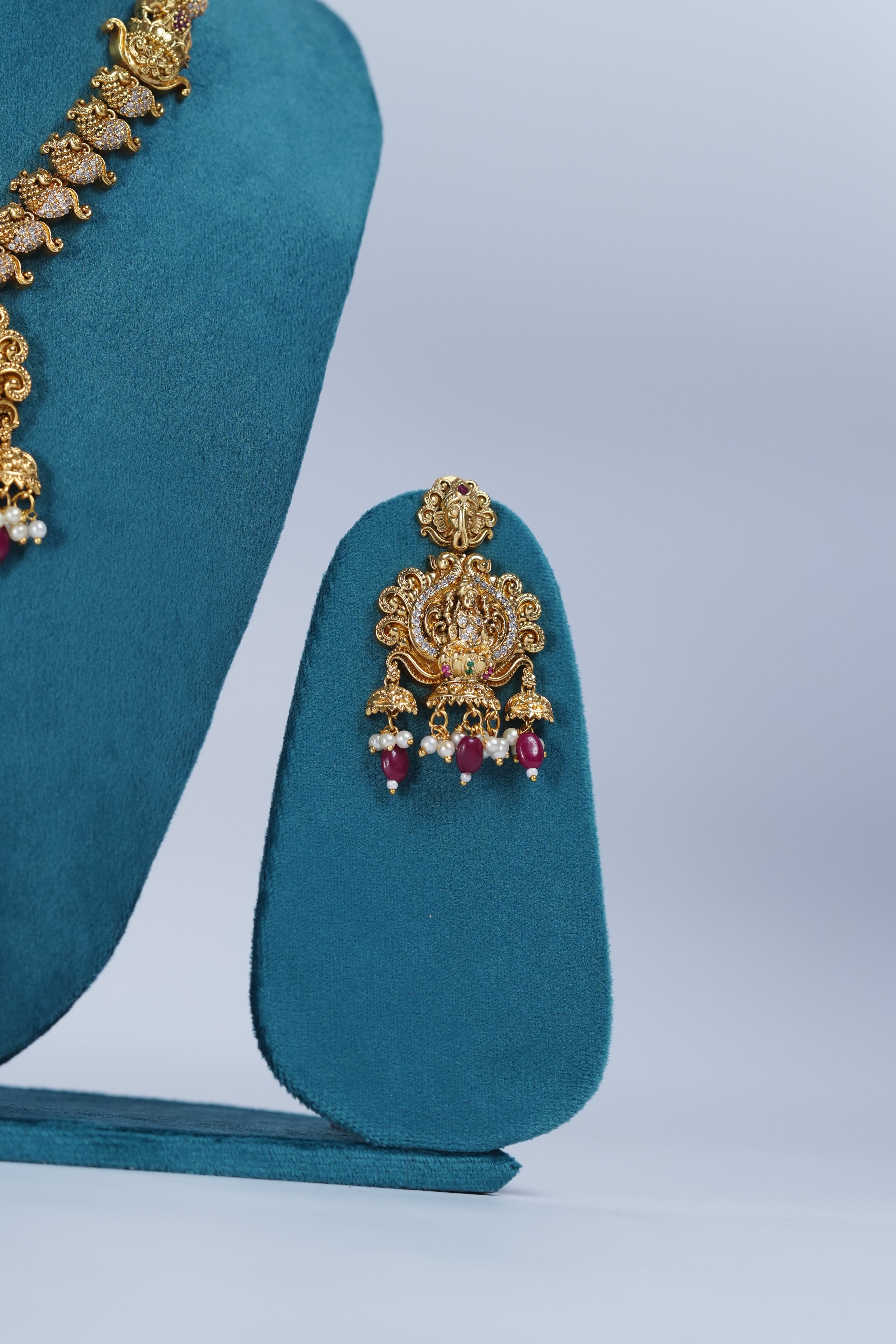 Necklace with ear rings for women