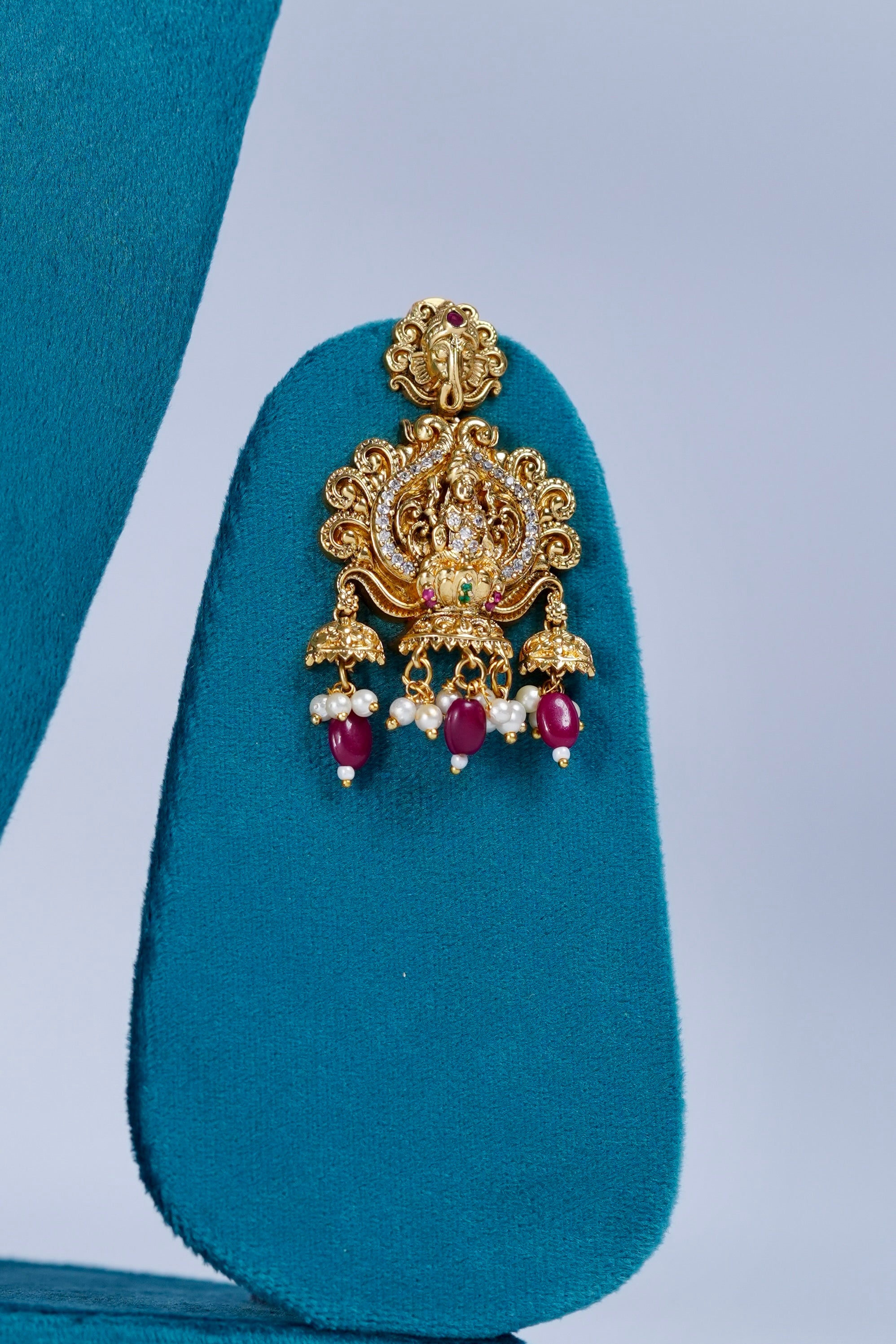 Necklace with ear rings for women